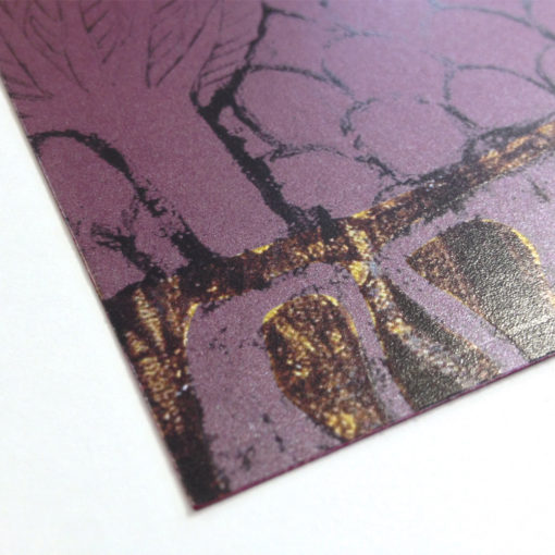 Particolare stampa su cartoncino viola metallizzato